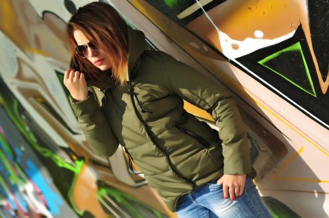 Kurtka damska wiosenna lekko pikowana K-06 z kapturem khaki 3XL Kurtka damska wiosenna lekko pikowana K-06 z kapturem khaki 3XL