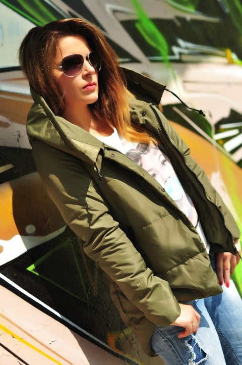 Kurtka damska wiosenna lekko pikowana K-06 z kapturem khaki 3XL Kurtka damska wiosenna lekko pikowana K-06 z kapturem khaki 3XL
