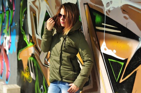 Kurtka damska wiosenna lekko pikowana K-06 z kapturem khaki 3XL Kurtka damska wiosenna lekko pikowana K-06 z kapturem khaki 3XL