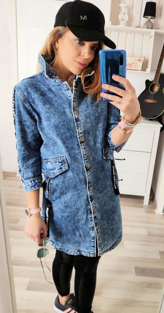 KURTKA JEANS PARKA DEKATYZOWANA z napisami KURTKA JEANS PARKA DEKATYZOWANA z napisami