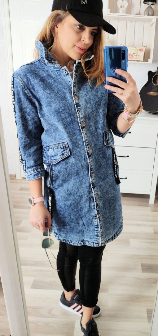 KURTKA JEANS PARKA DEKATYZOWANA z napisami KURTKA JEANS PARKA DEKATYZOWANA z napisami