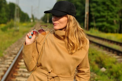 PŁASZCZ KRÓTKI flauszowy KLAPY pasek KHAKI PŁASZCZ KRÓTKI flauszowy KLAPY pasek KHAKI