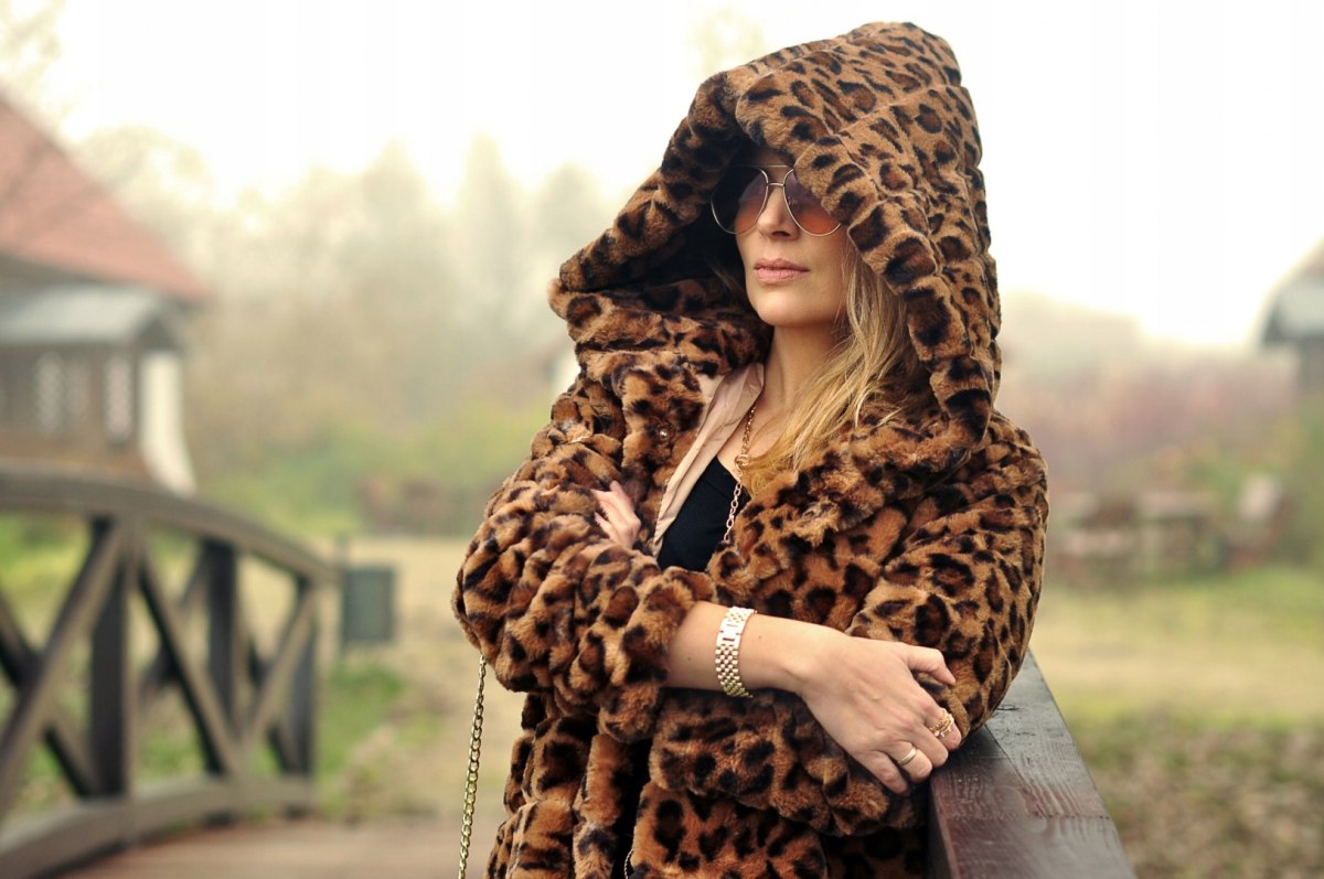 PŁASZCZ FUTRO z kapturem wzór OCELOT PŁASZCZ FUTRO z kapturem wzór OCELOT