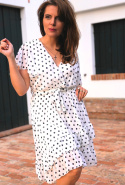 Letnia sukienka z falbanami w kropki w kolorze białym
